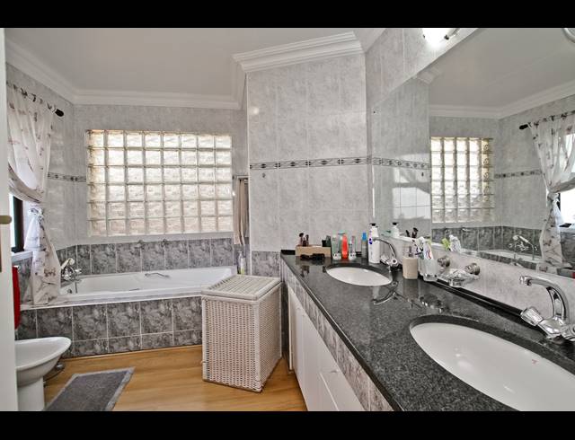 5 BEDROOM TOWNHOUSE FOR SALE IN BRUMA